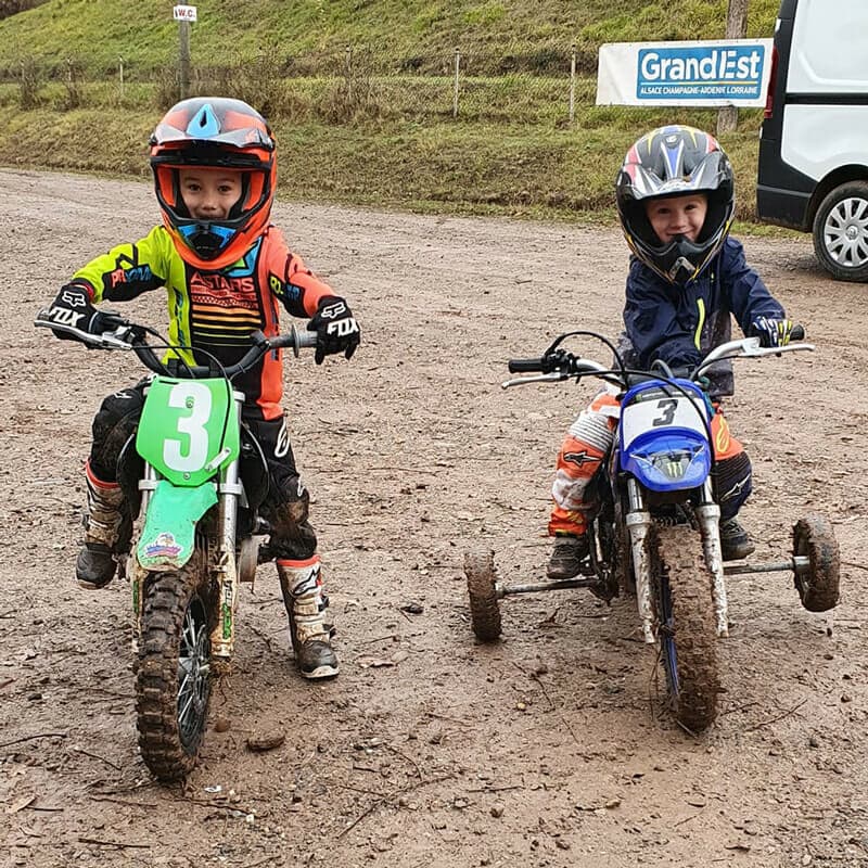 Jeunes pilotes en action sur mini motos lors d'une session d'entraînement au TTTMC