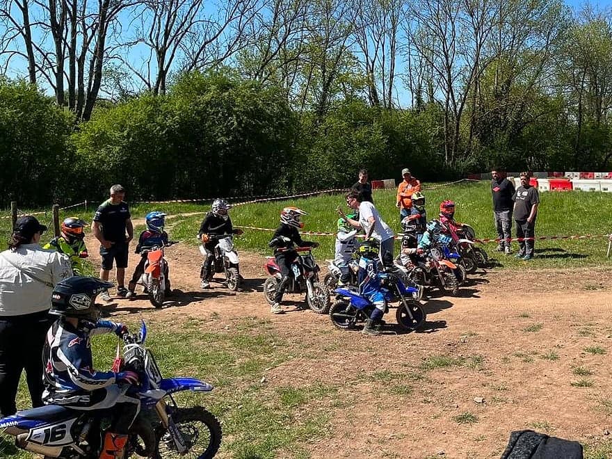 Les jeunes pilotes et leurs encadrants réunis au bord de la piste