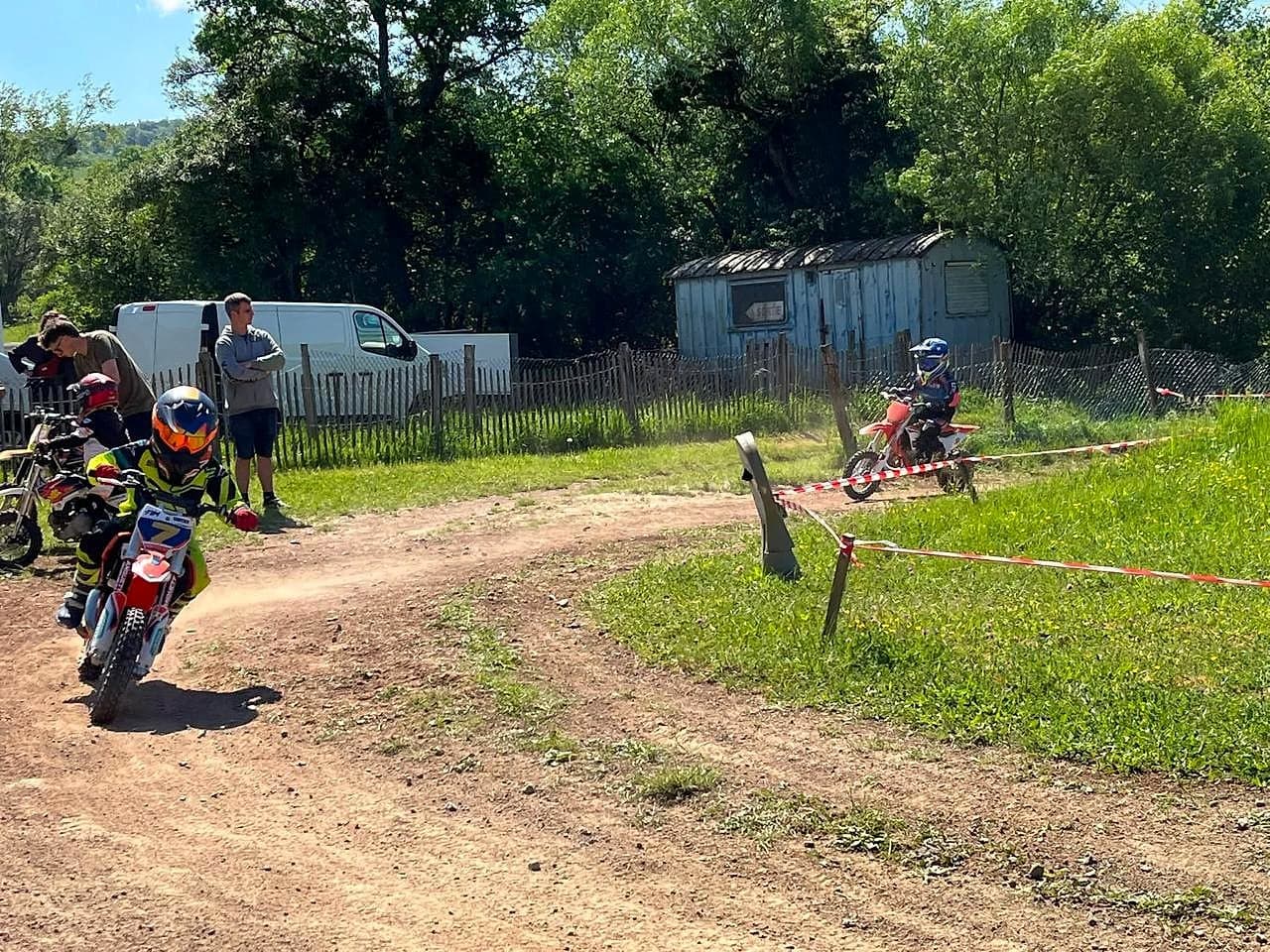 Un jeune pilote prend un virage sur la piste en terre du terrain