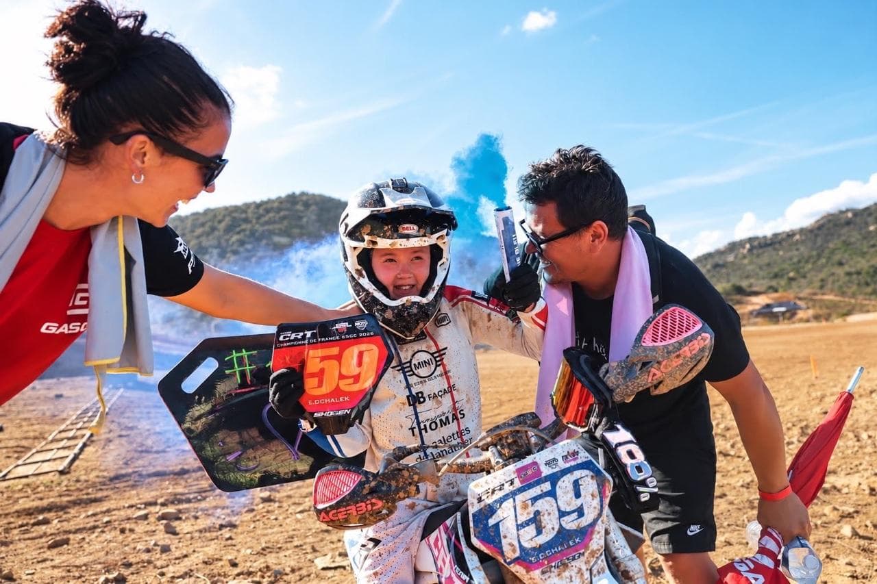 Emy Ochalek, numéro 159, fête son titre de championne de France Minivert 65 cc à Porto-Vecchio